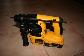 DEWALT DC213KL pour les saignée d'une installation électrique