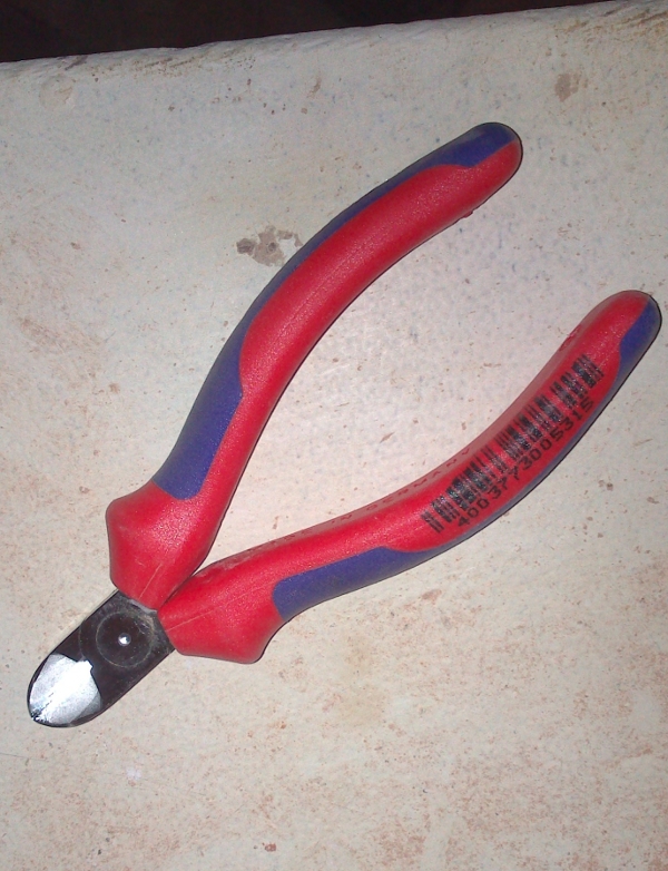 pince coupante pour connexion des prises réseau RJ45 outillage pour le branchement électrique des prises réseau