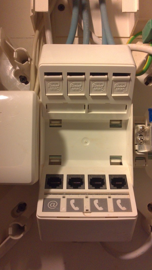 prise-RJ45-connectee-sur-tableau-communication