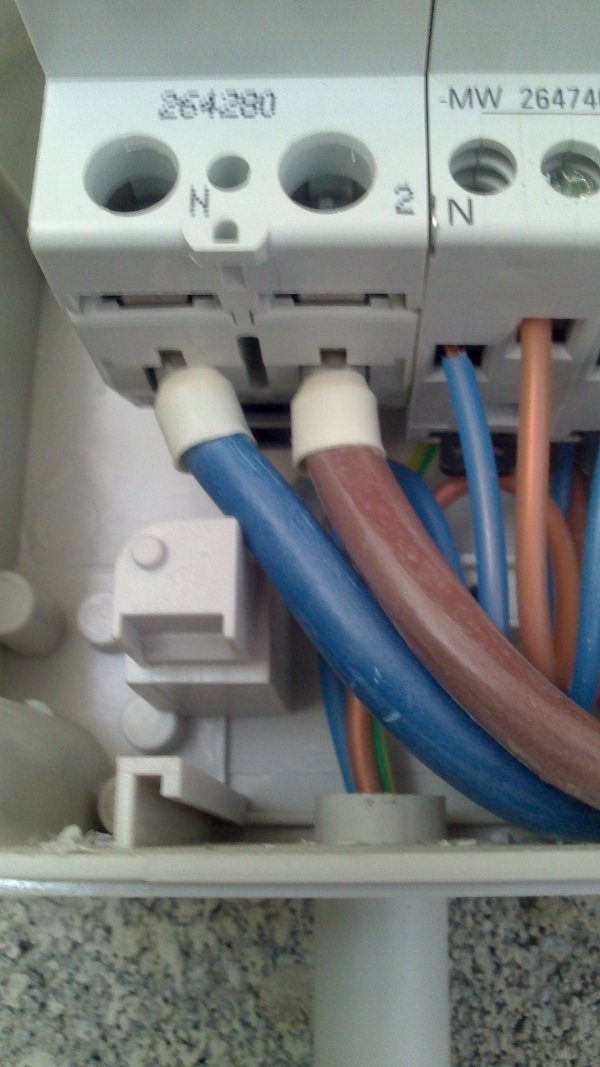 raccordement-interrupteur-differentiel-collerette-embout-isolant