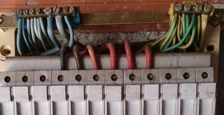 2-tableau-electrique-vetuste-barrette-neutre-commun