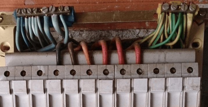 2-tableau-electrique-vetuste-barrette-neutre-commun