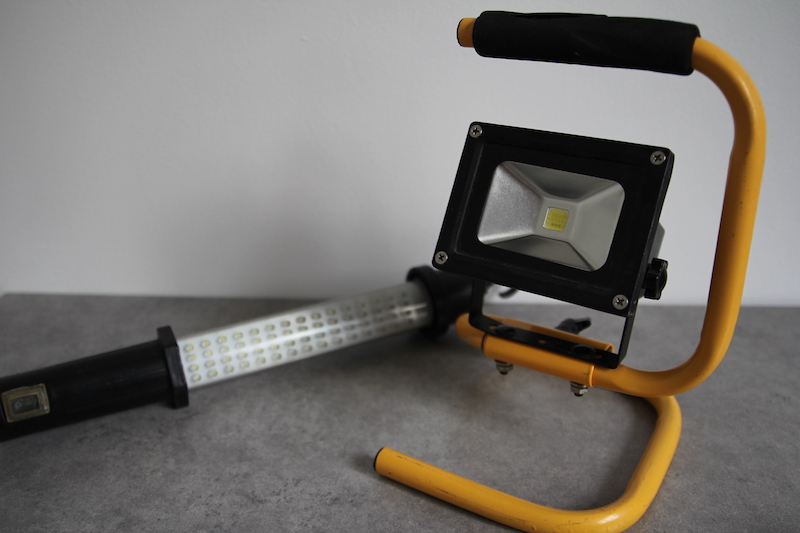 projecteur LED reglette neon chantier