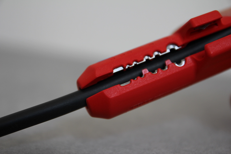 degainer cable electrique Knipex Ergostrip