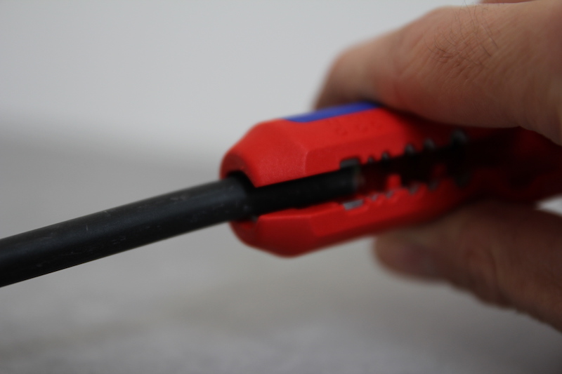 denuder cable electrique outil knipex ergostrip