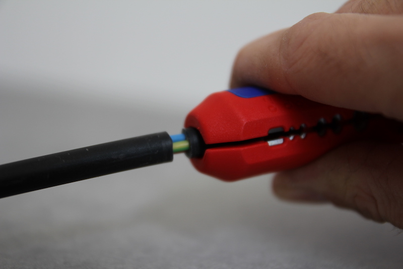 dénuder cable électrique outil knipex ergostrip 