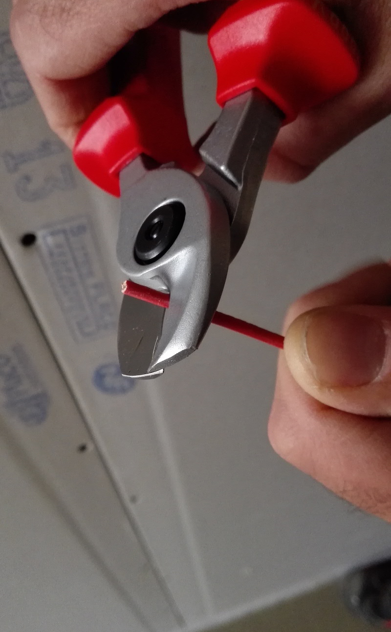 dénuder un fil électrique avec un coupe cable Pince Knipex