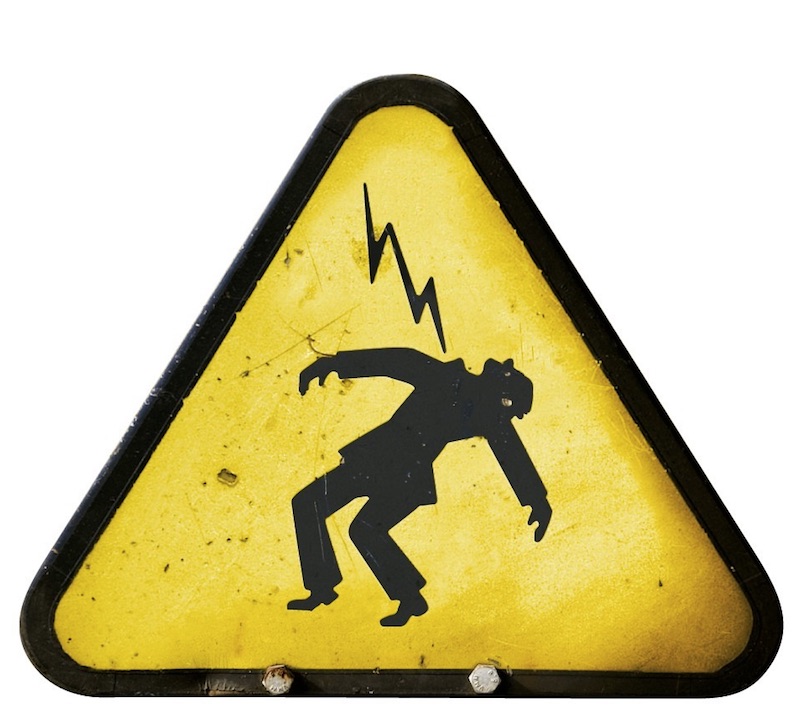 danger de l'électricité et solution: les chaussures de sécurité pour l'électricien
