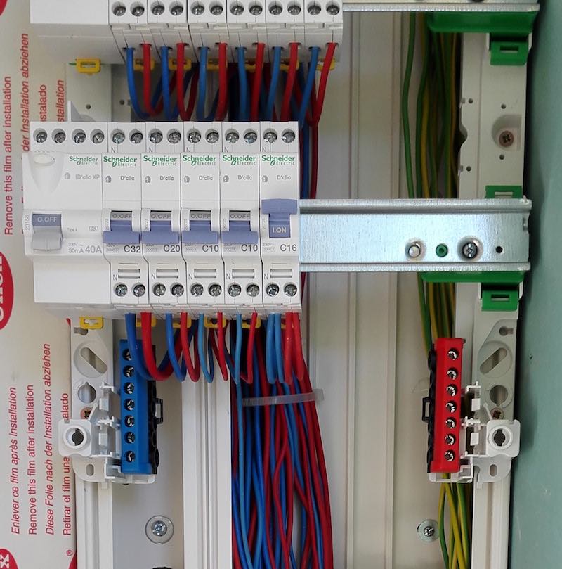 raccordement des fils électriques de terre dans le tableau électrique