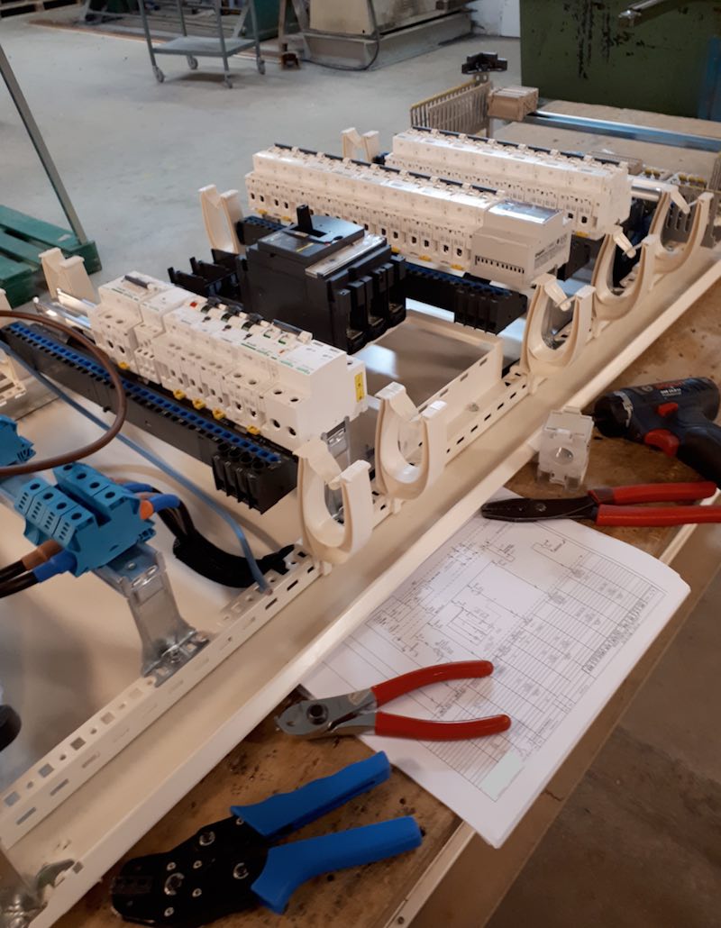 exemple métier électricien câbleur électrique