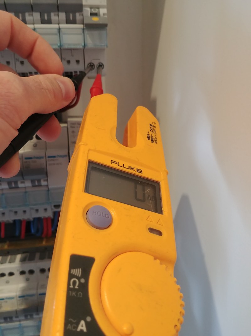 Mesure de tension disjoncteur tableau électrique