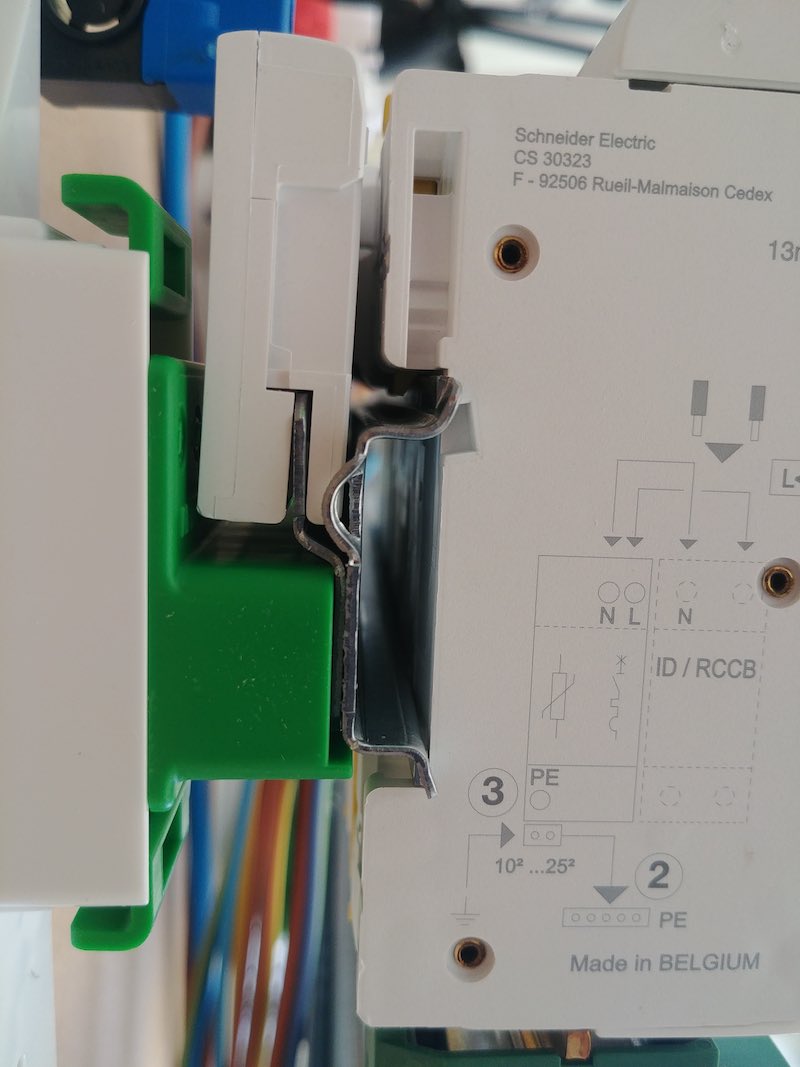 explication branchement électrique d'un parafoudre modulaire Schneider Electric