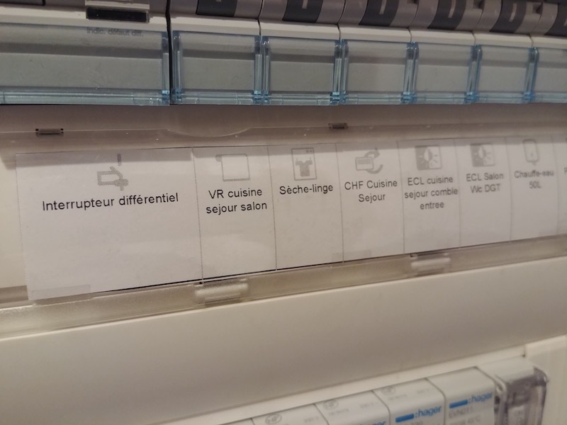 comment fixer les étiquettes du tableau électrique