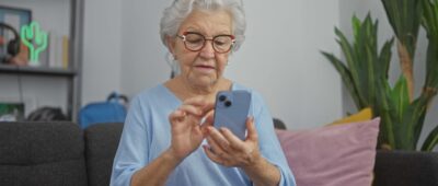 Domotique et personnes âgées : comment bien vieillir chez soi grâce aux objets connectés