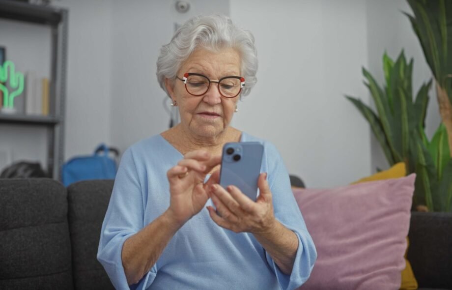 Domotique et personnes âgées : comment bien vieillir chez soi grâce aux objets connectés