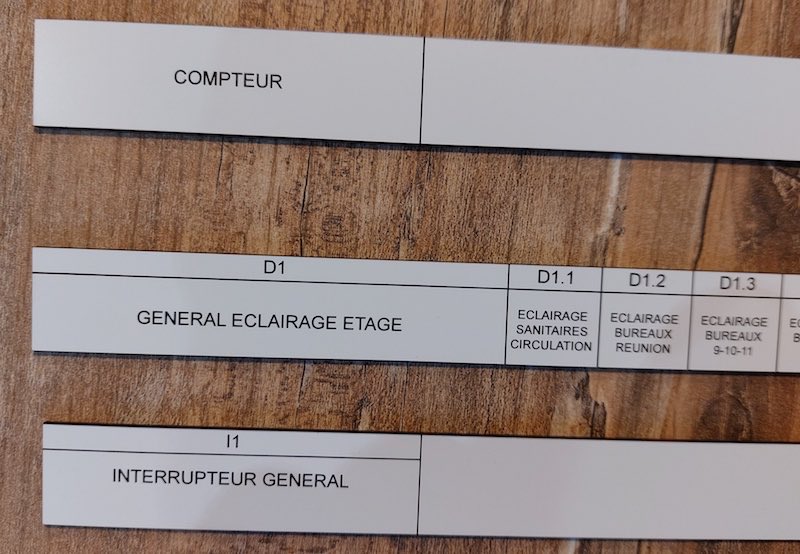 étiquette de tableau électrique en plastique dur pour le tertiaire