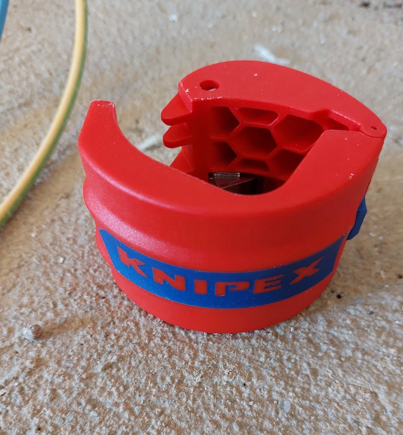 Test du coupe-tube Bix de Knipex, pour couper autrement les gaines