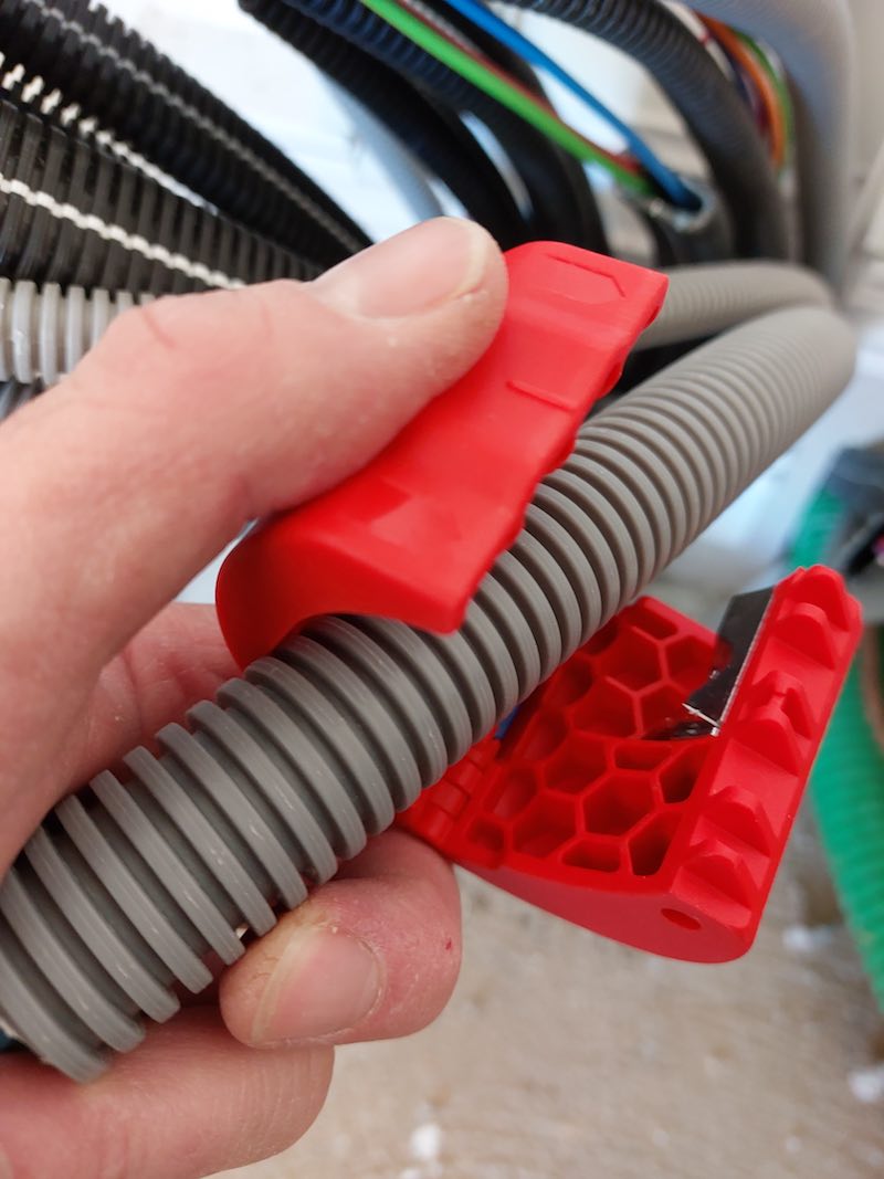 Test du coupe-tube Bix de Knipex, pour couper autrement les gaines