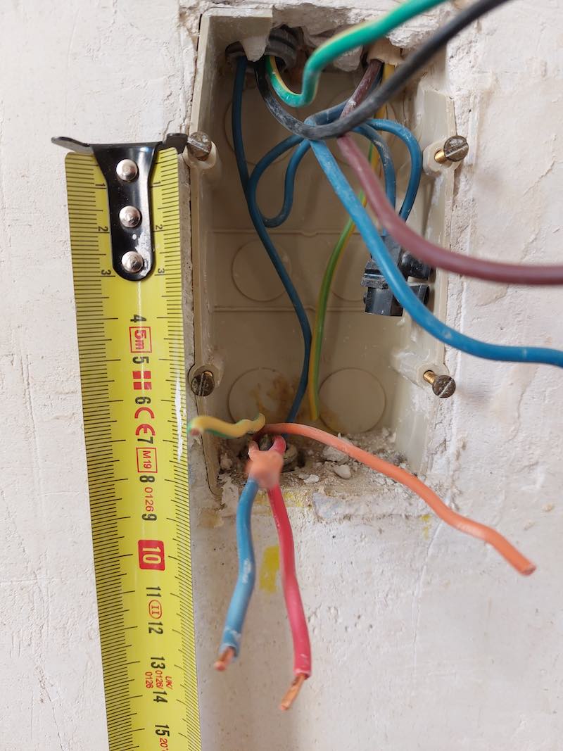 Comment rénover une prise électrique double qui n'est pas assez large?