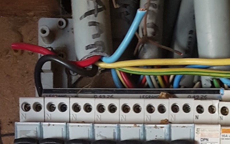 avis sur la conformité d'un tableau électrique fil électrique sans domino, danger?
