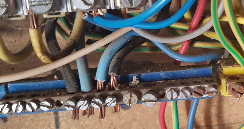 coffret électrique avec les neutres branchés ensembles neutre communs dans un tableau électrique