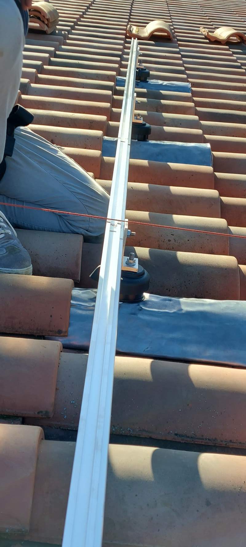 rail en surimposition de toiture pour tenir les panneaux photovoltaïques