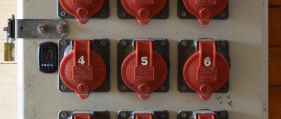 Porte de coffret électrique bloquée : que faire sans prendre de risques ?
