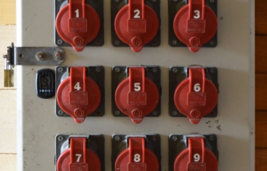 Porte de coffret électrique bloquée : que faire sans prendre de risques ?