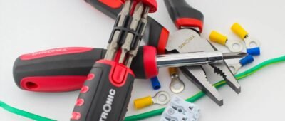Quel outil utiliser pour brancher les fils souples au niveau des disjoncteurs ? Réponse : la pince à sertir !