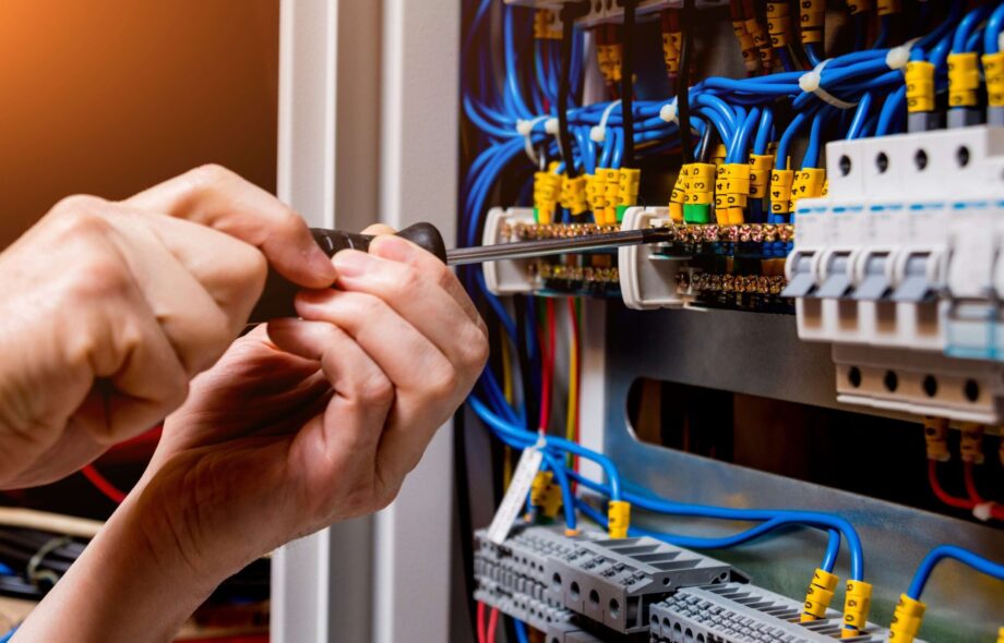Peut-on relier un interrupteur différentiel à un disjoncteur avec un câble d’alimentation tétrapolaire ? (Guide technique & conforme NFC 15-100)