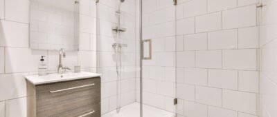 Peut-on installer un lave-linge dans la zone 2 d’une salle de bain si une paroi fixe le sépare de la douche ?