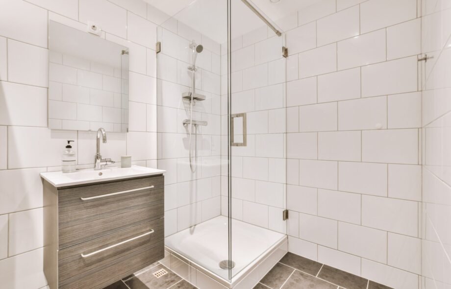Peut-on installer un lave-linge dans la zone 2 d’une salle de bain si une paroi fixe le sépare de la douche ?