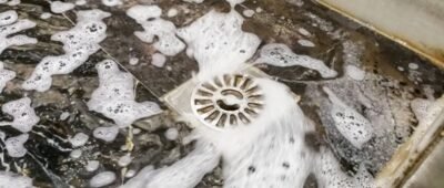 Comment déboucher une canalisation sans risque électrique ?