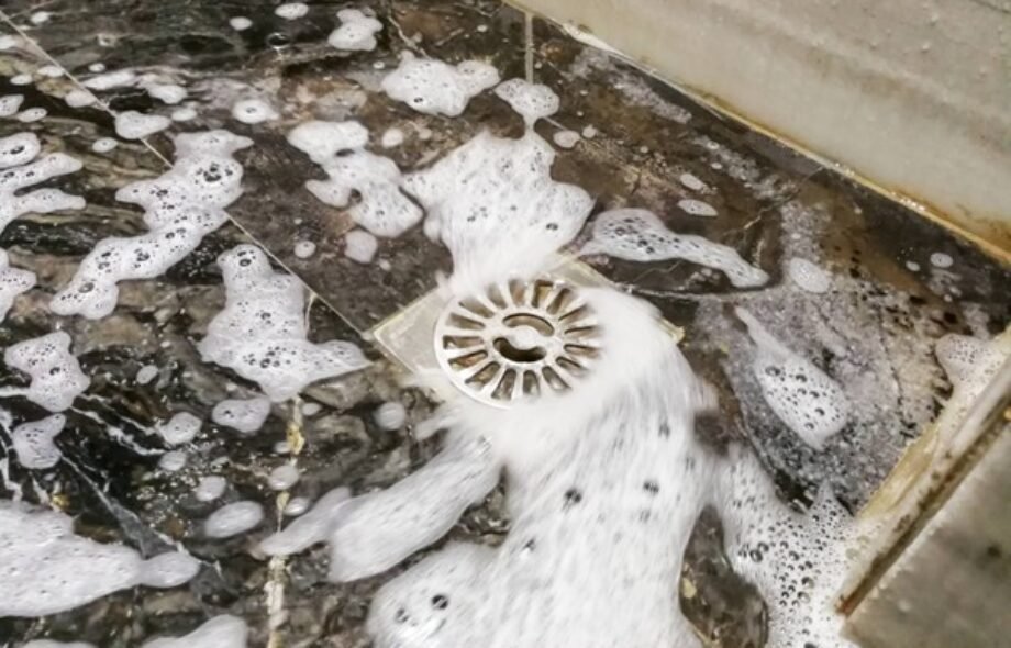 Comment déboucher une canalisation sans risque électrique ?