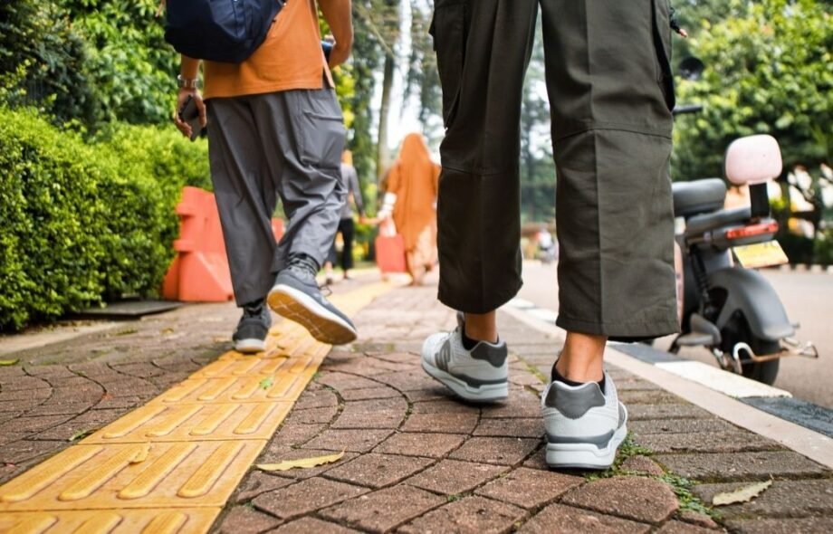 Bande de guidage PMR : Réglementation et Solutions d&rsquo;installation