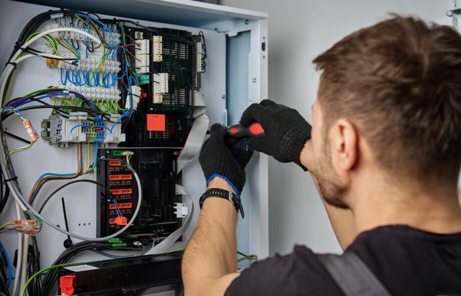Acheter un logement à rénover : comment financer la remise à neuf de l’électricité ?