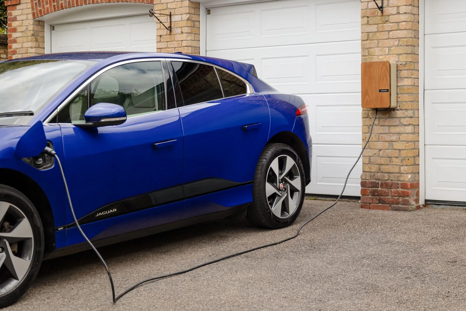 Borne de recharge installee a domicile par un electricien qualifie IRVE