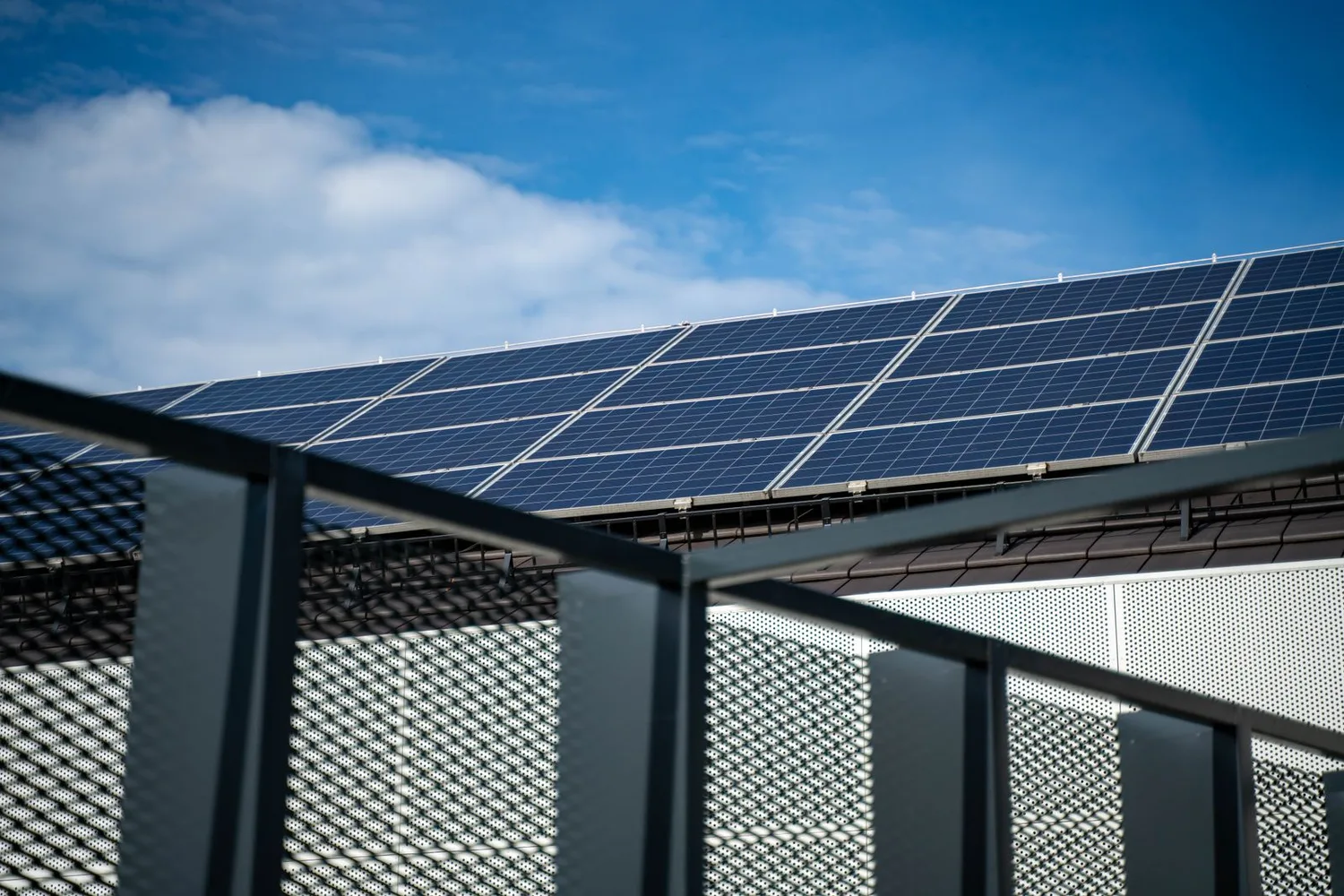 Kit solaire plug and play installe sur un support exterieur