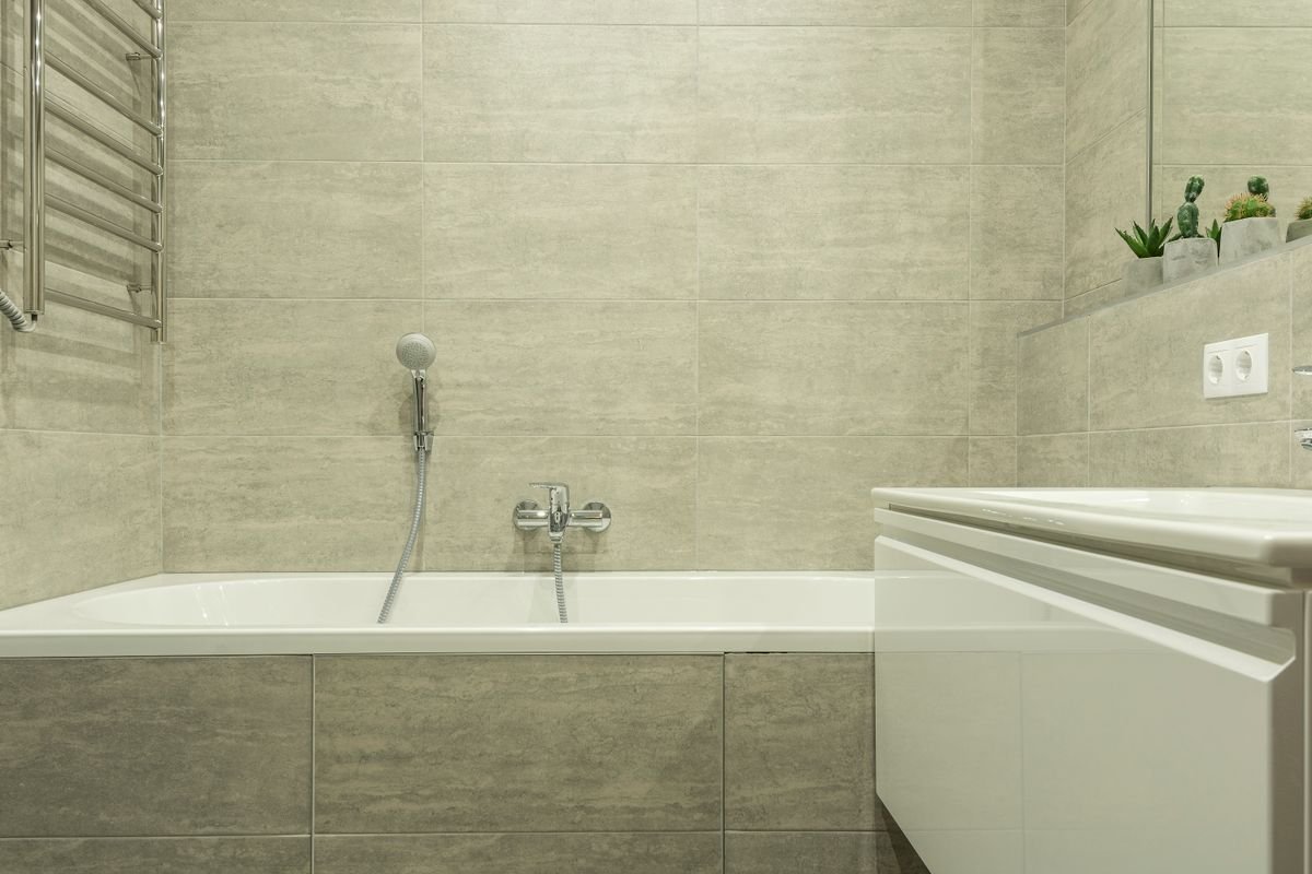 Salle de bains rénovée avec carrelage et sanitaires posés par un artisan