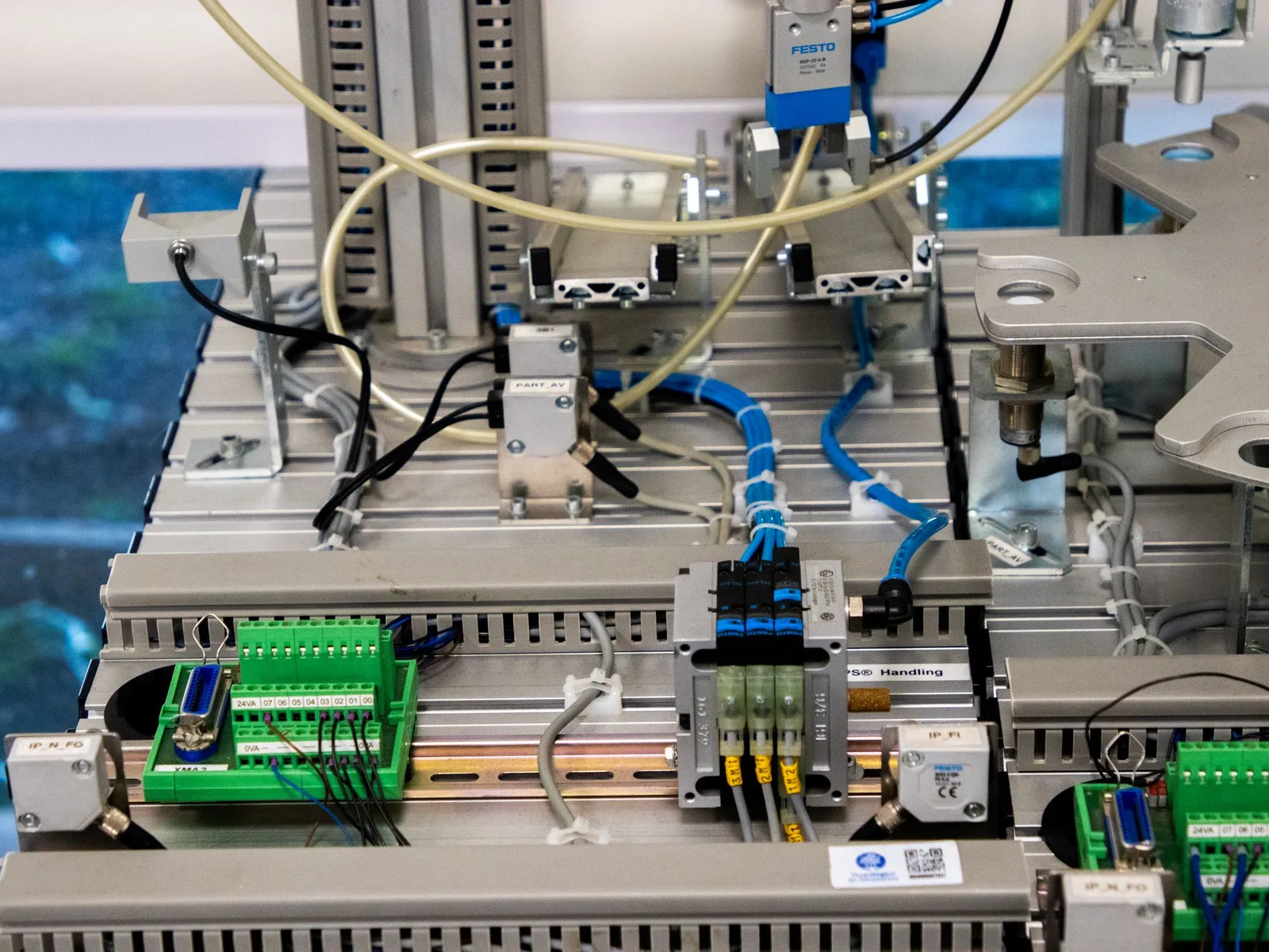 Capteurs industriels et borniers sur rail DIN raccordés à un automate programmable