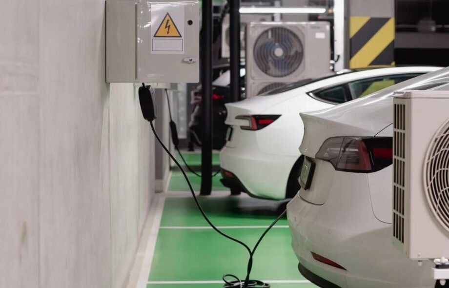 Borne de recharge en copropriété : droit à la prise, démarches et prix
