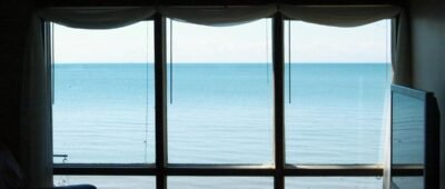 Rénover ses menuiseries en bord de mer : ce que l&rsquo;air salin impose
